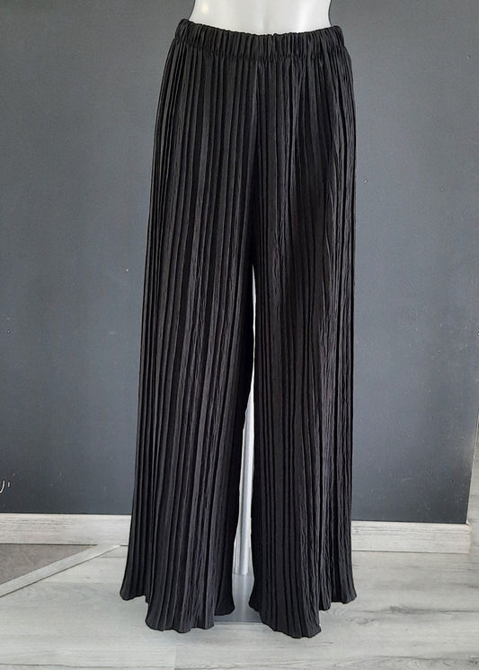 Pantalon large noir pour femme, coupe fluide avec plis verticaux et taille élastiquée, style chic et décontracté, disponible chez Timalya.