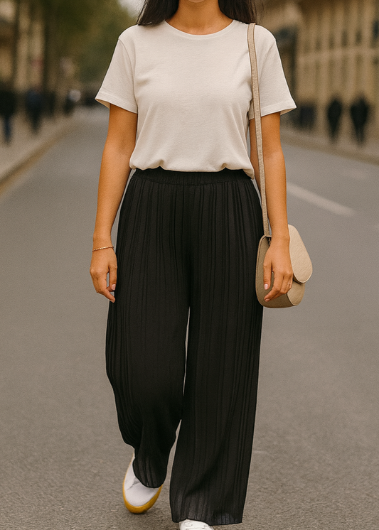 Pantalon large noir pour femme, coupe fluide avec plis verticaux et taille élastiquée, style chic et décontracté, disponible chez Timalya.