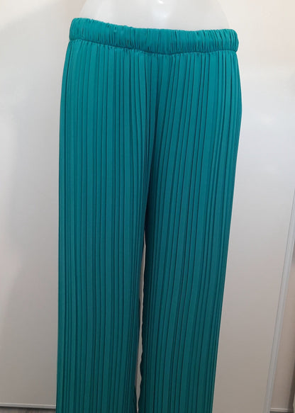 Pantalon plissé turquoise pour femme, coupe large et fluide avec taille élastiquée. Style élégant et aérien, idéal pour un look chic et confortable.