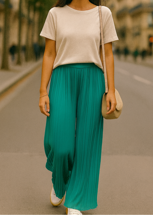 Pantalon plissé turquoise pour femme, coupe large et fluide avec taille élastiquée. Style élégant et aérien, idéal pour un look chic et confortable.