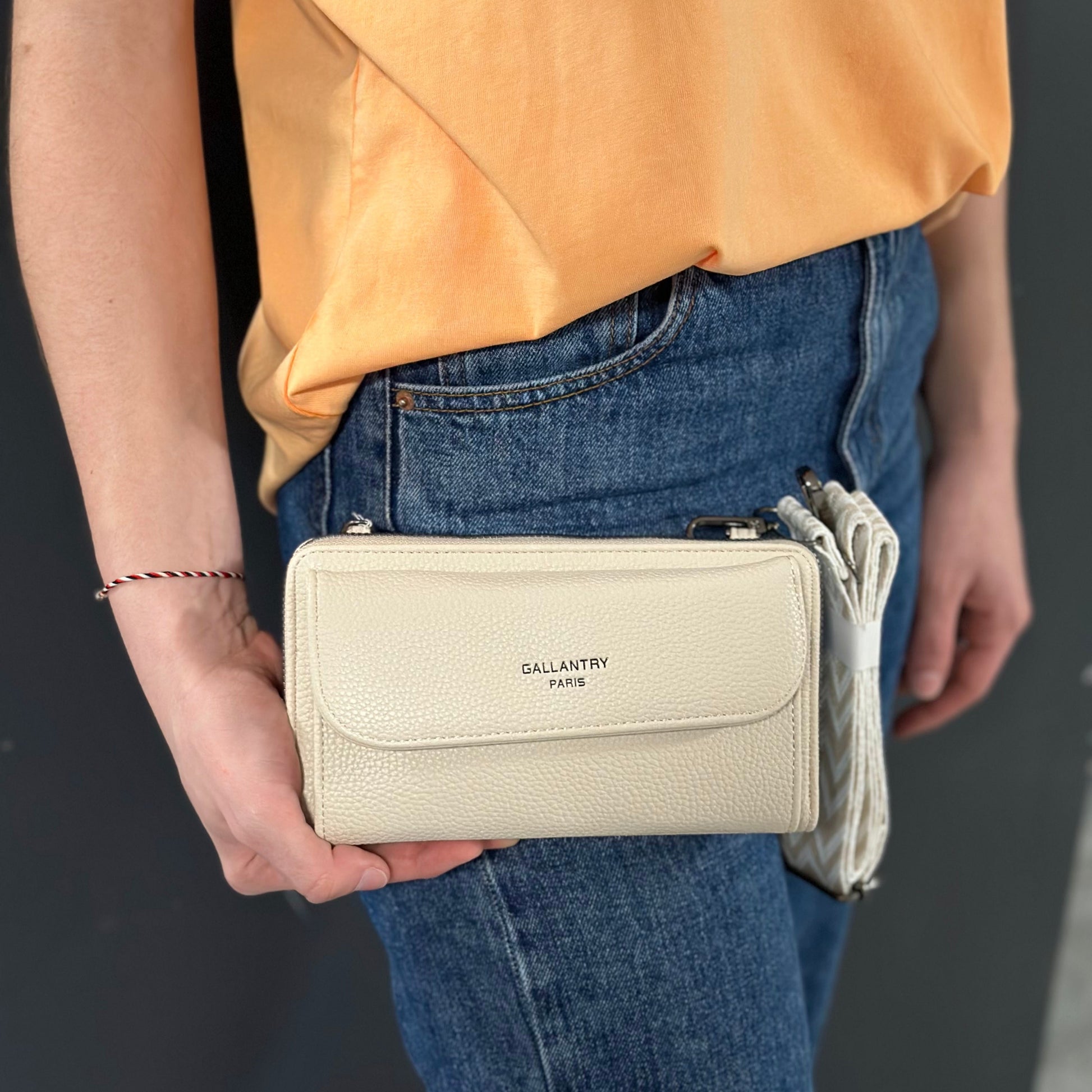 Portefeuille à bandoulière Gallantry en simili cuir beige, avec grande poche frontale et sangle fantaisie à motif chevrons, pratique et tendance pour femme