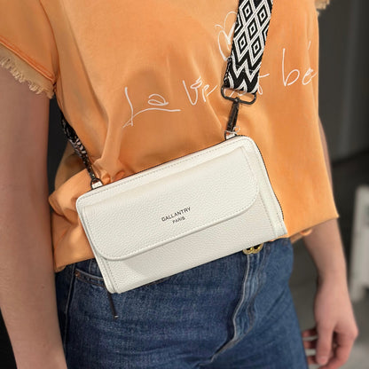 Portefeuille à bandoulière Gallantry en simili cuir blanc, avec grande poche frontale et sangle fantaisie à motif chevrons, pratique et tendance pour femme