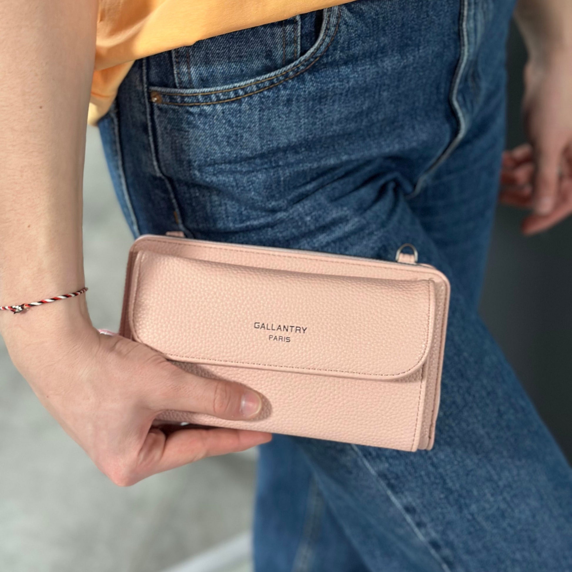 Portefeuille à bandoulière Gallantry en simili cuir rose, avec grande poche frontale et sangle fantaisie à motif chevrons, pratique et tendance pour femme