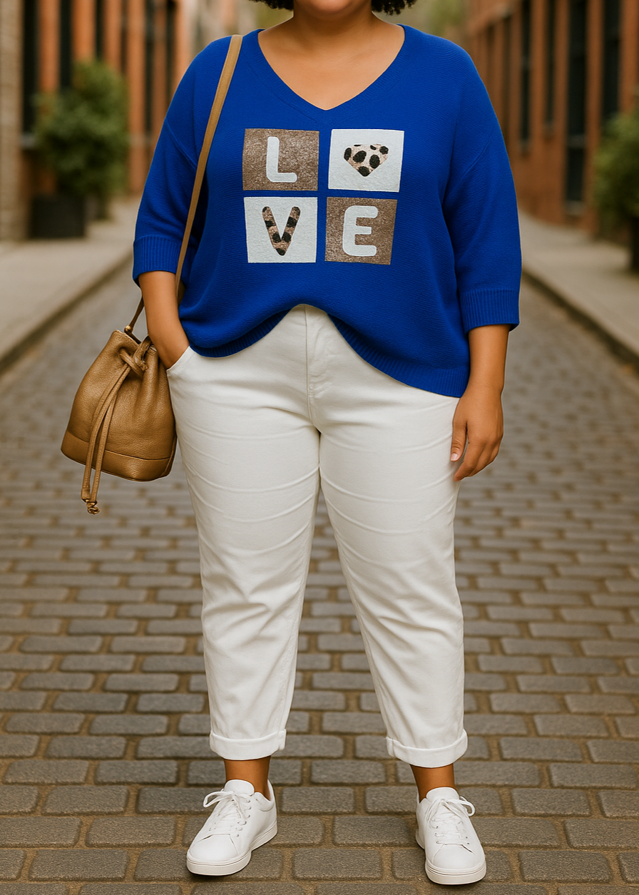 Pull bleu grande taille pour femme, col V, manches longues, avec motif LOVE en paillettes et imprimé léopard sur fond tricoté, style décontracté chic.