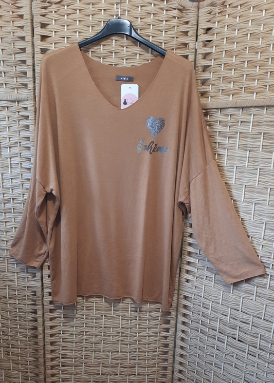 Pull camel grande taille 44 à 50 pour femme, motif "Bohème" avec cœur pailleté doré, col V, manches longues retroussables. Style chic et confortable.