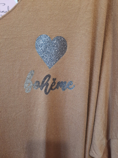 Pull camel grande taille 44 à 50 pour femme, motif "Bohème" avec cœur pailleté doré, col V, manches longues retroussables. Style chic et confortable.