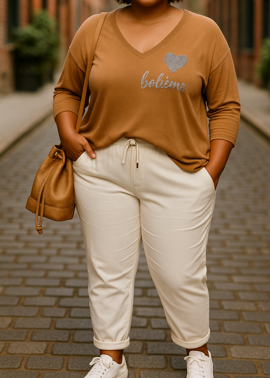 Pull camel grande taille 44 à 50 pour femme, motif "Bohème" avec cœur pailleté doré, col V, manches longues retroussables. Style chic et confortable.