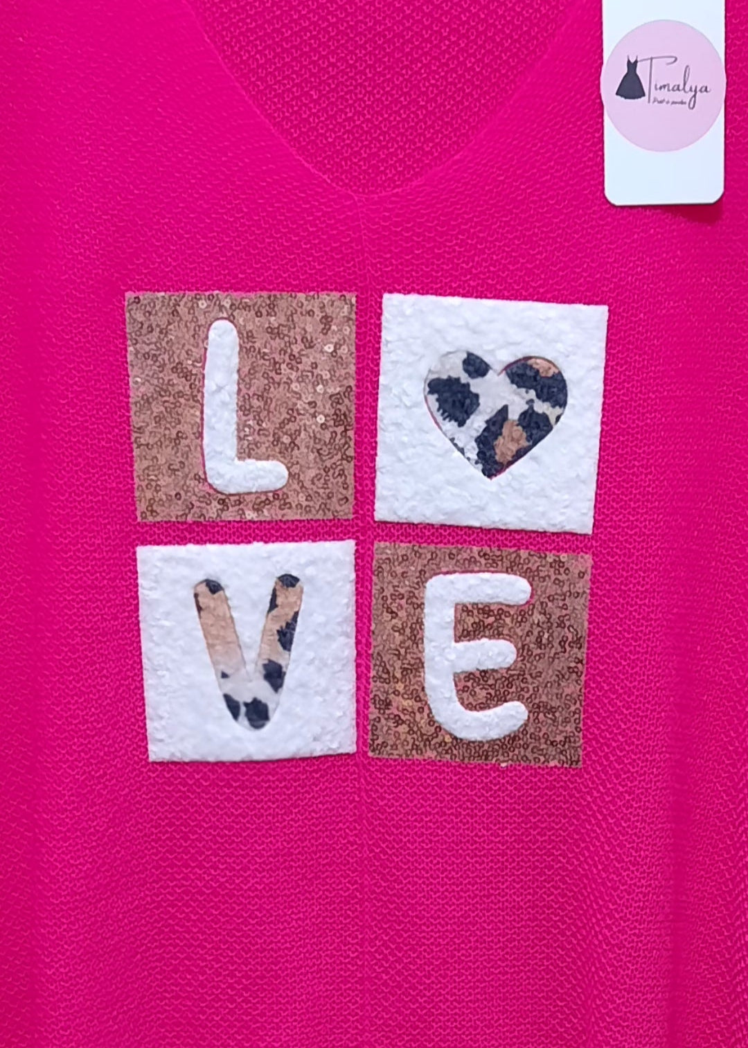 Pull oversize fuchsia pour femme grande taille 44 à 50, inscription LOVE en sequins sur le devant. Maille douce col V, coupe confortable et tendance.