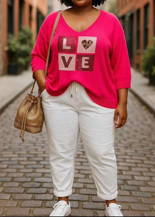Pull oversize fuchsia pour femme grande taille 44 à 50, inscription LOVE en sequins sur le devant. Maille douce col V, coupe confortable et tendance.