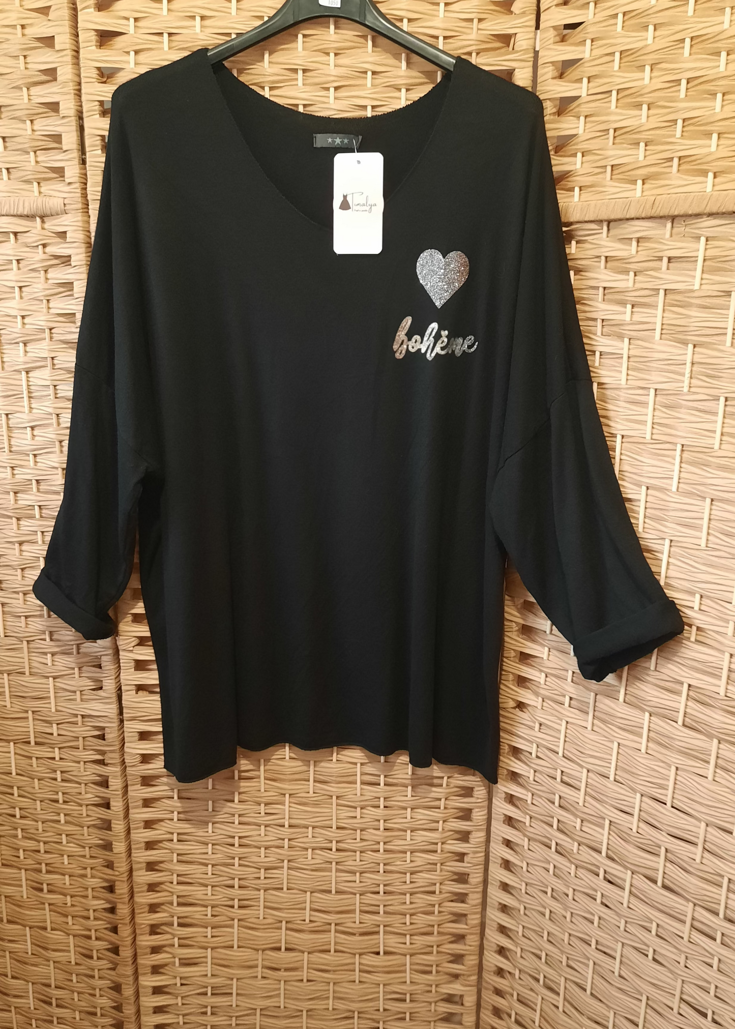 Pull noir grande taille 44 à 50 pour femme, motif "Bohème" avec cœur pailleté argenté, col V, manches longues retroussables. Style chic et confortable.