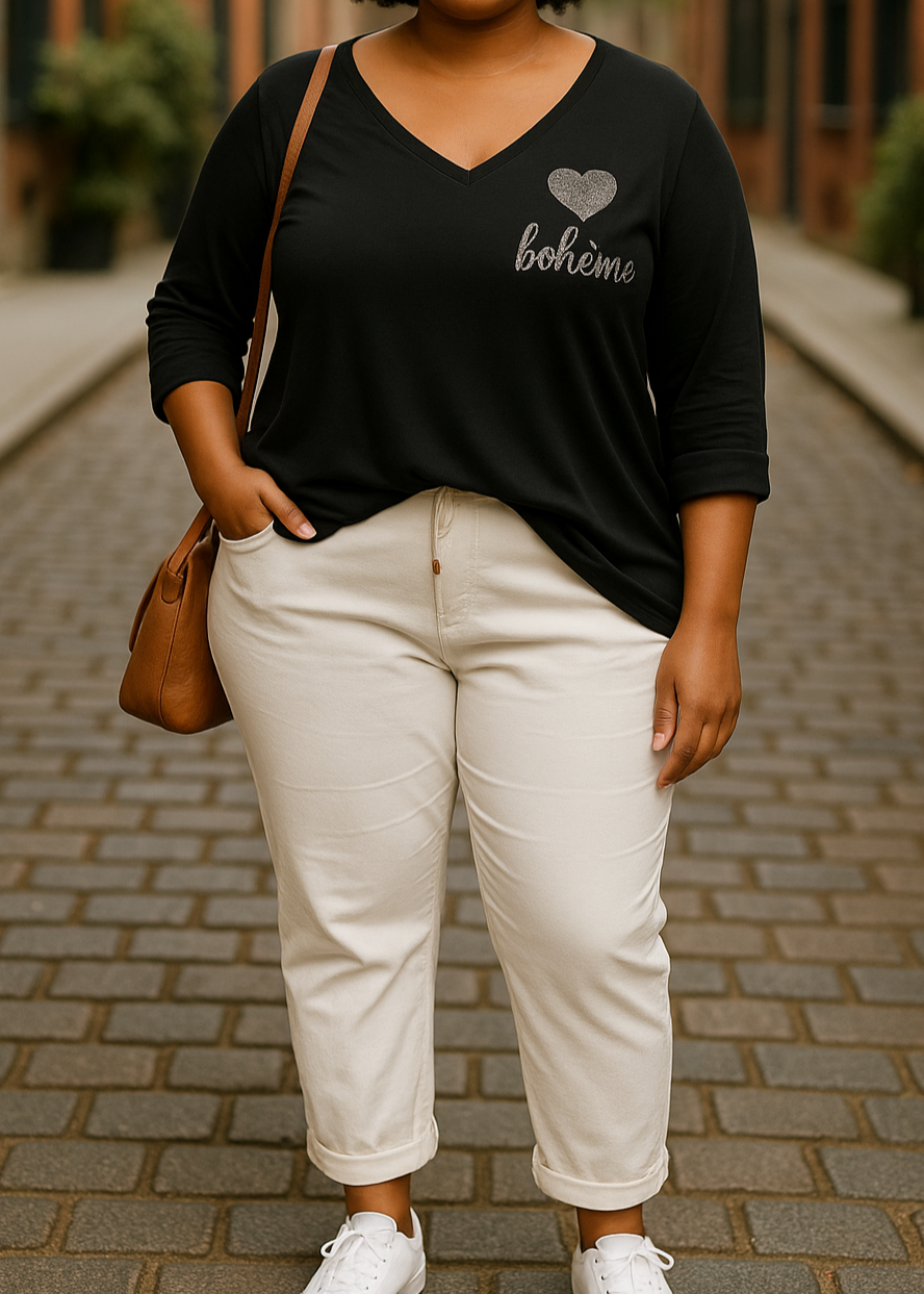 Pull noir grande taille 44 à 50 pour femme, motif "Bohème" avec cœur pailleté argenté, col V, manches longues retroussables. Style chic et confortable.