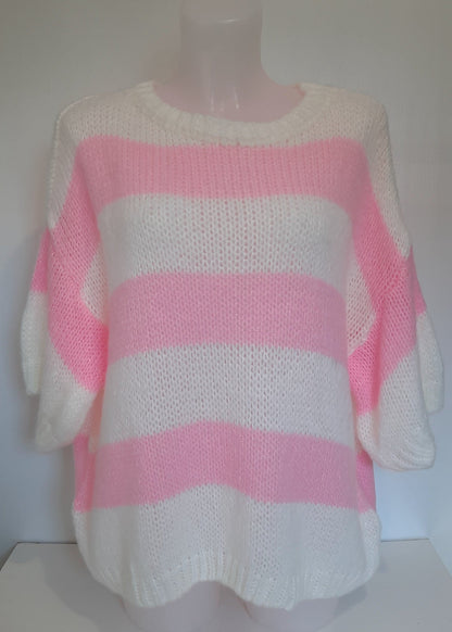 Pull oversize à manches courtes en maille tricotée, rayé rose et blanc. Coupe loose pour un look fun, vitaminé et confortable.