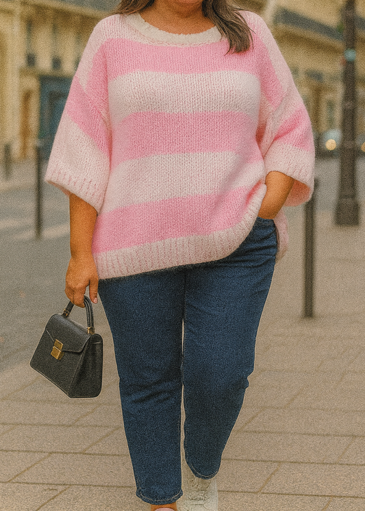 Pull oversize à manches courtes en maille tricotée, rayé rose et blanc. Coupe loose pour un look fun, vitaminé et confortable.