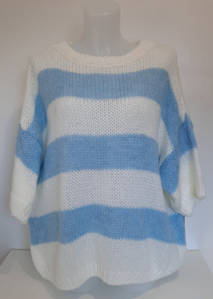 Pull oversize à manches courtes en maille tricotée, rayé bleu et blanc. Coupe loose pour un look fun, vitaminé et confortable.