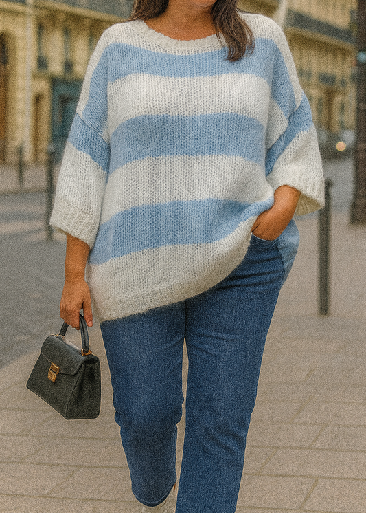 Pull oversize à manches courtes en maille tricotée, rayé bleu et blanc. Coupe loose pour un look fun, vitaminé et confortable.