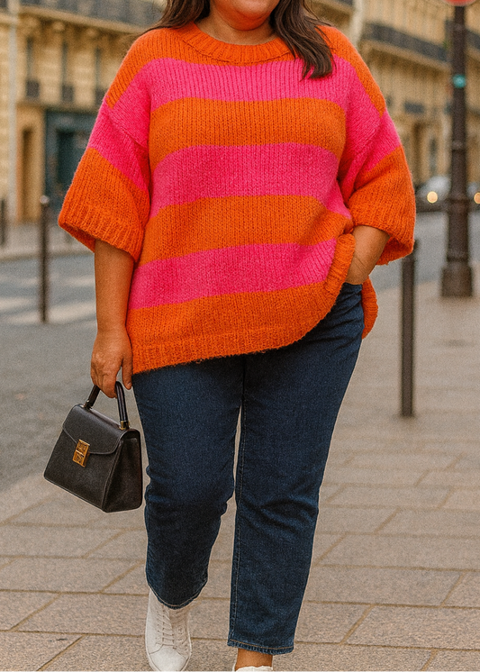 Pull oversize à manches courtes en maille tricotée, rayé orange et rose fuchsia. Coupe loose pour un look fun, vitaminé et confortable.