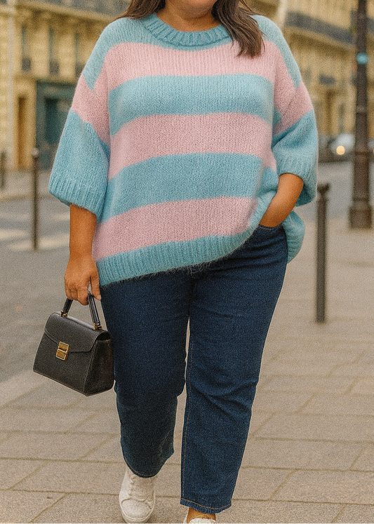 Pull oversize à manches courtes en maille tricotée, rayé vert d'eau et rose . Coupe loose pour un look fun, vitaminé et confortable.