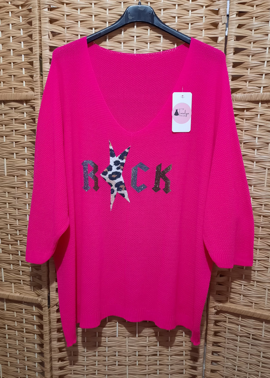 Pull femme fuchsia style rock, col V et manches 3/4 en maille douce oversize, motif “ROCK” avec étoile léopard pailletée sur le devant, idéal avec un pantalon blanc.