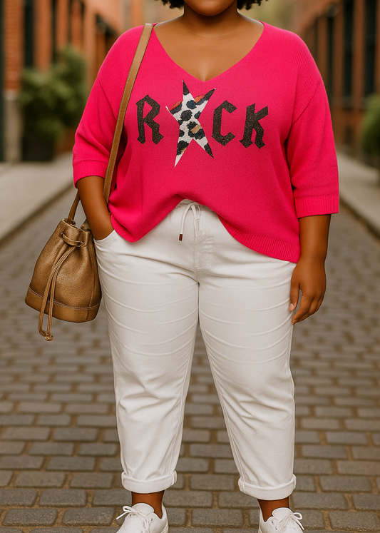Pull femme fuchsia style rock, col V et manches 3/4 en maille douce oversize, motif “ROCK” avec étoile léopard pailletée sur le devant, idéal avec un pantalon blanc.