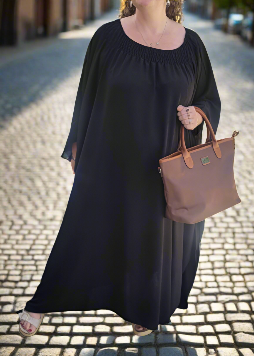 Robe grande taille noire pour femme, coupe ample et fluide, col froncé arrondi, manches amples, tissu extensible en viscose, taille 44 à 58, fabriquée en Italie.