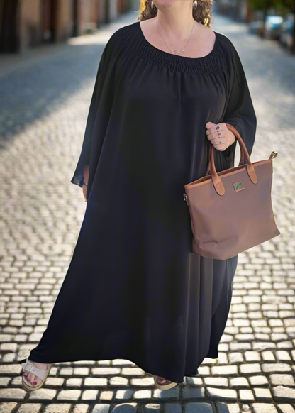 Robe grande taille noire pour femme, coupe ample et fluide, col froncé arrondi, manches amples, tissu extensible en viscose, taille 44 à 58, fabriquée en Italie.