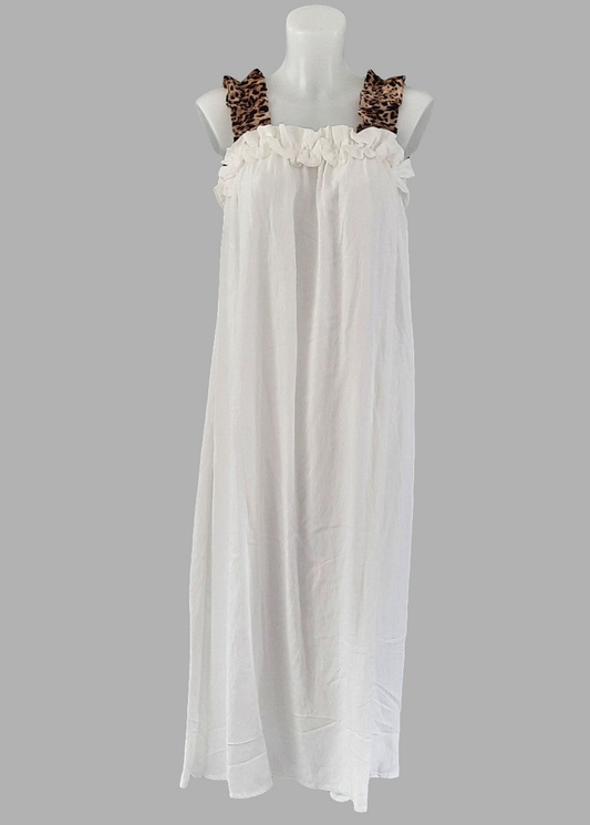 Robe blanche longue à bretelles imprimé léopard, coupe ample fluide et détails volantés, look frais et chic pour femme – Timalya.