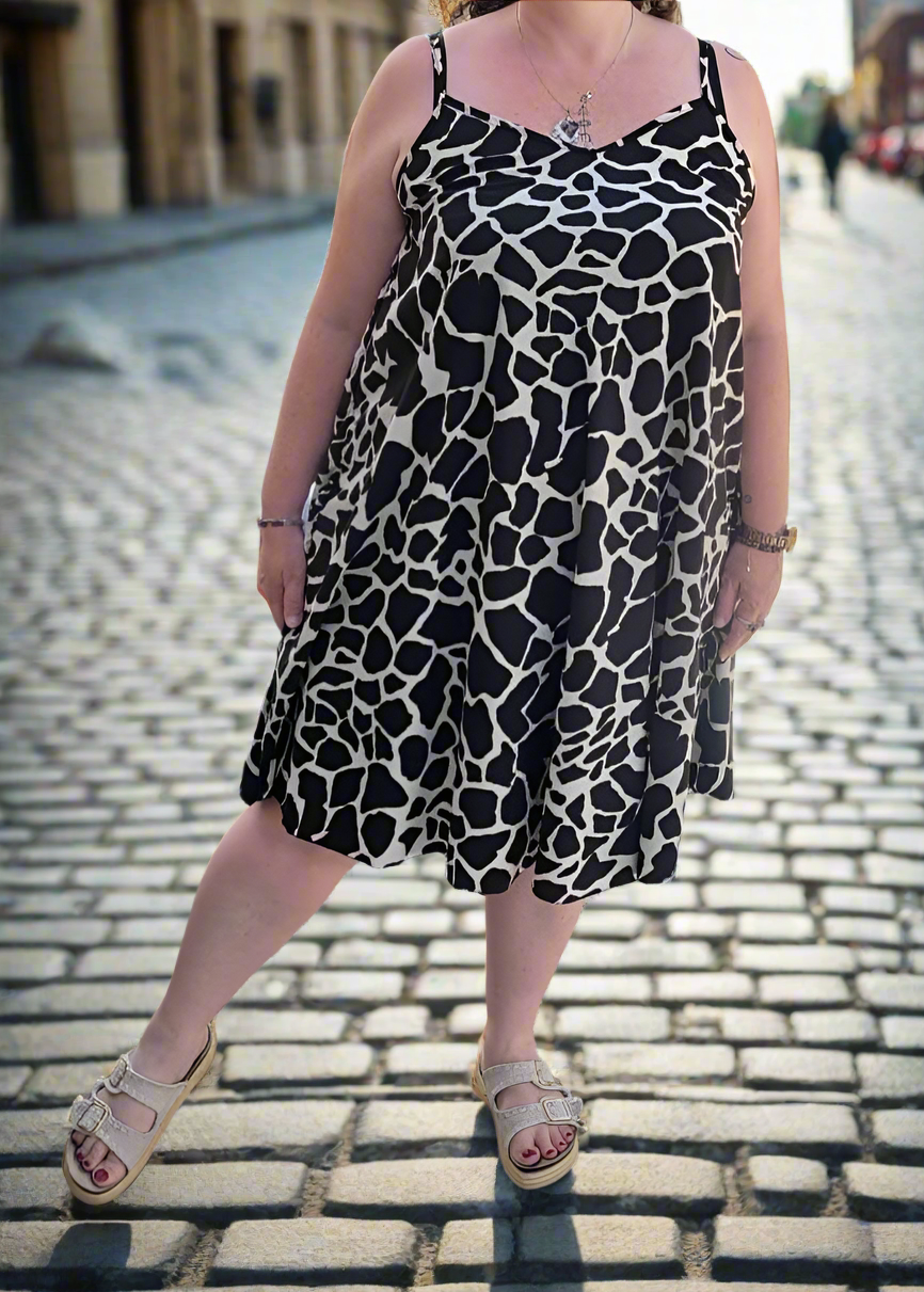 Robe grande taille à imprimé girafe noir et blanc pour femme, coupe fluide et ample, fines bretelles, tissu léger et extensible, taille 44 à 50, fabriquée en Italie.