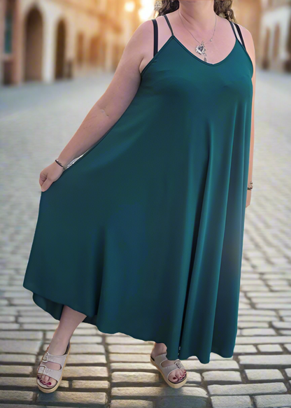 Robe longue grande taille femme, couleur vert sapin, coupe fluide et ample, fines bretelles, tissu léger en viscose et polyester, taille 38 à 56, fabriquée en Italie.