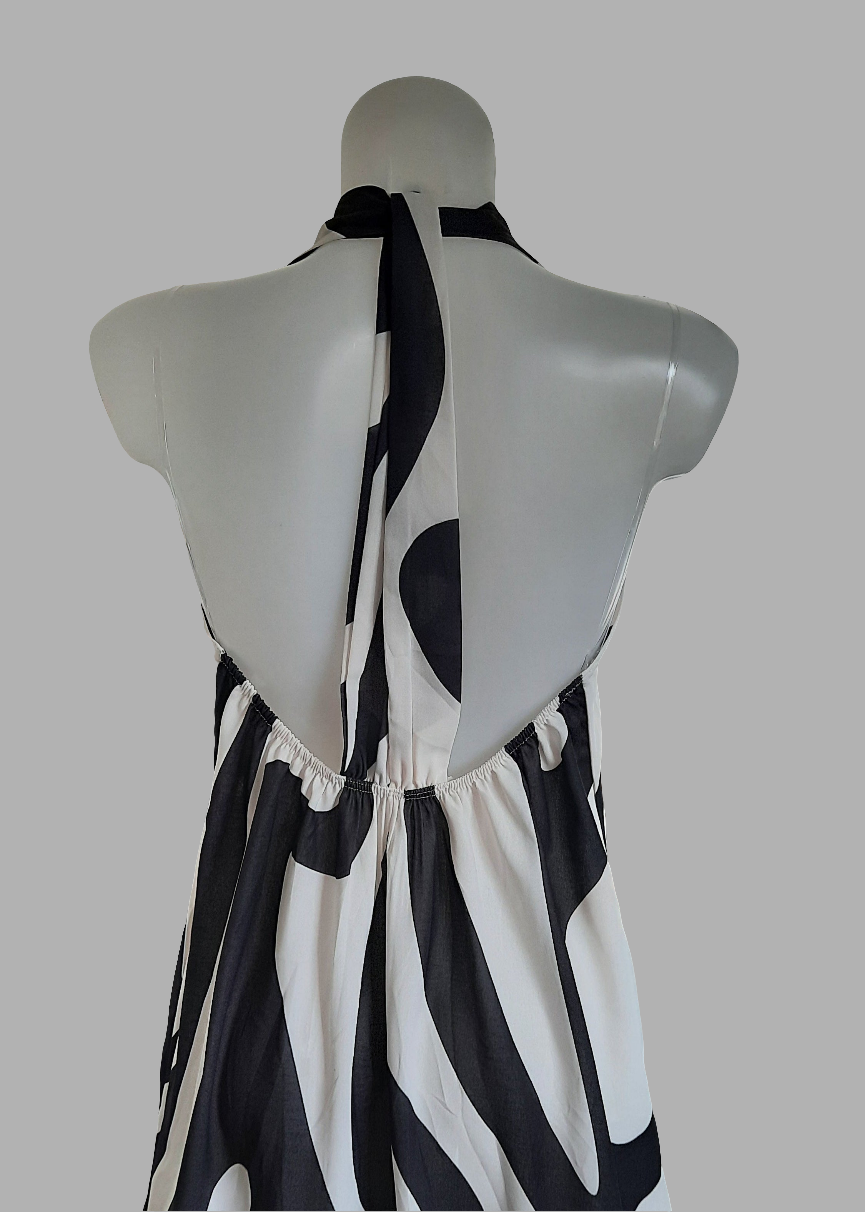 Robe dos-nu noire à imprimé graphique blanc, coupe longue fluide avec col halter et poches – chic et confortable – Timalya.