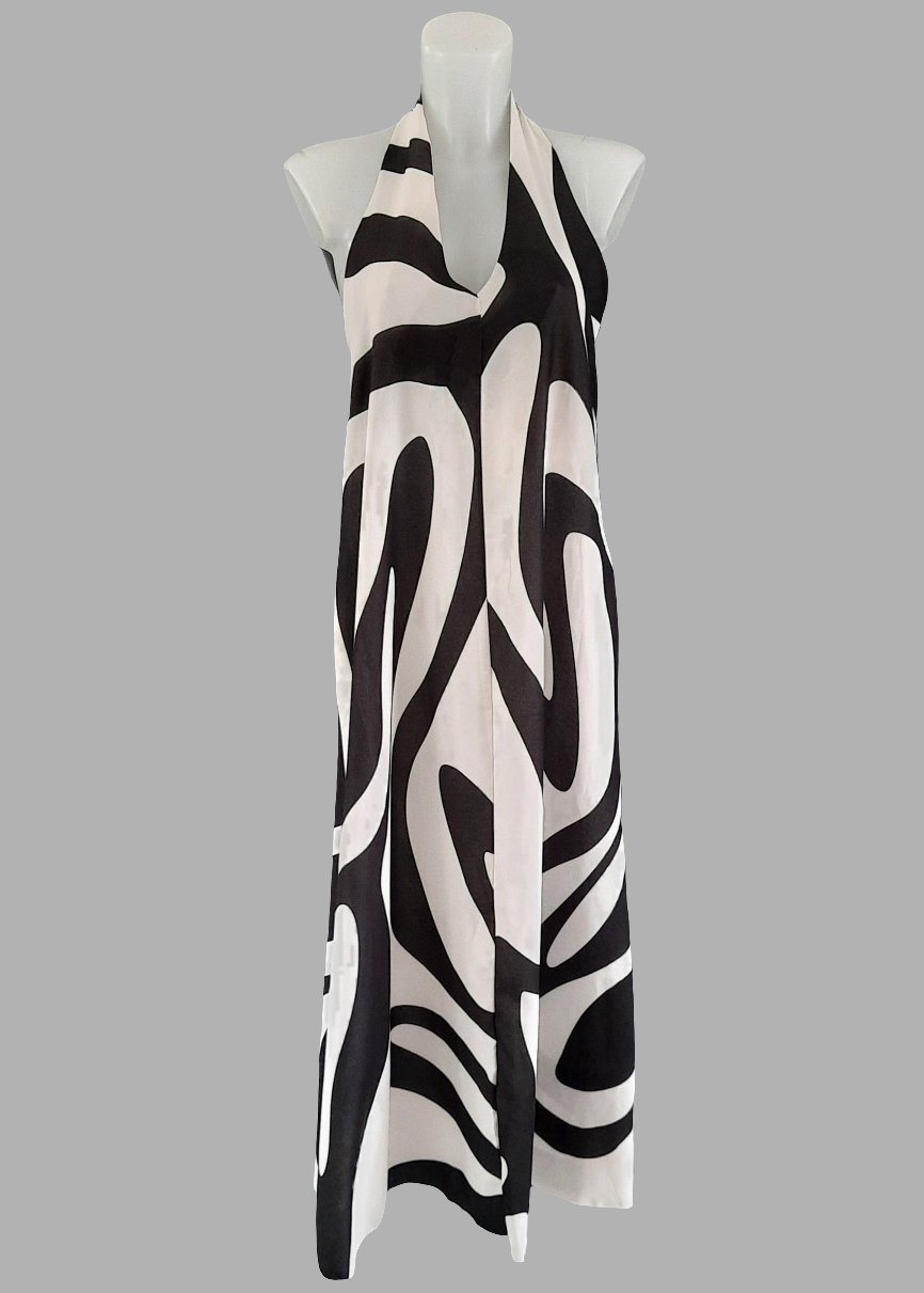 Robe dos-nu noire à imprimé graphique blanc, coupe longue fluide avec col halter et poches – chic et confortable – Timalya.