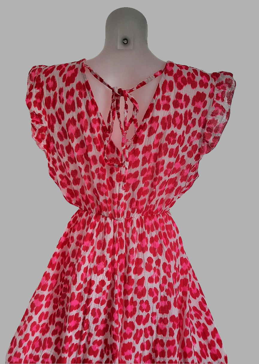 Robe rouge et rose fluide avec imprimé léopard, manches à volants et décolleté dos noué, coupe mi-longue et estivale – Timalya.