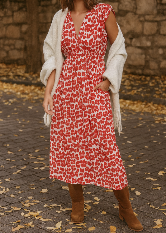 Robe rouge et rose fluide avec imprimé léopard, manches à volants et décolleté dos noué, coupe mi-longue et estivale – Timalya.