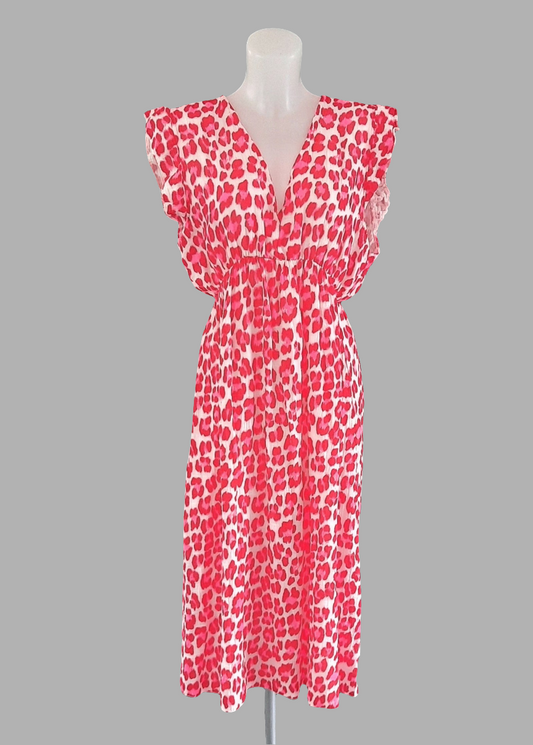 Robe rouge et rose fluide avec imprimé léopard, manches à volants et décolleté dos noué, coupe mi-longue et estivale – Timalya.