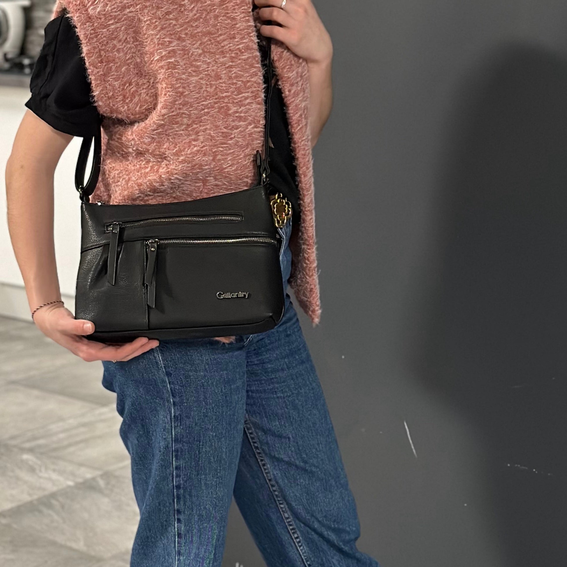 Sac bandoulière noir Gallantry en simili cuir, multi poches zippées, bandoulière réglable, style pratique et élégant pour femme active – Timalya.