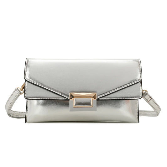 Sac à main Gallantry argenté au format enveloppe, avec boucle dorée décorative, bandoulière amovible et fermeture à rabat, style chic et structuré pour femme