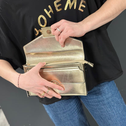 Sac à main Gallantry doré au format enveloppe, avec boucle dorée décorative, bandoulière amovible et fermeture à rabat, style chic et structuré pour femme