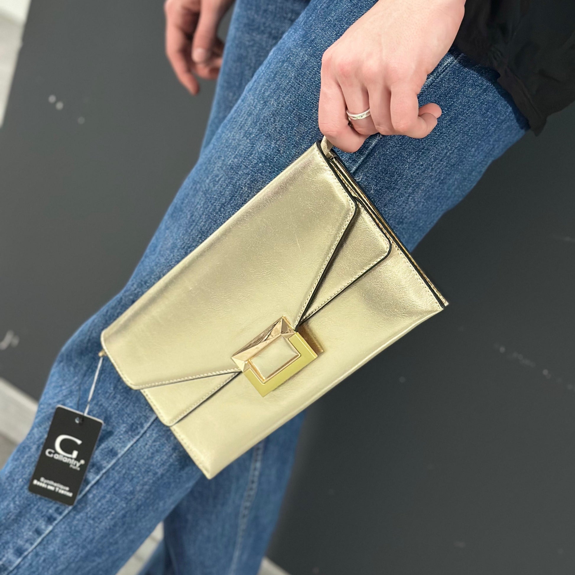Sac à main Gallantry doré au format enveloppe, avec boucle dorée décorative, bandoulière amovible et fermeture à rabat, style chic et structuré pour femme