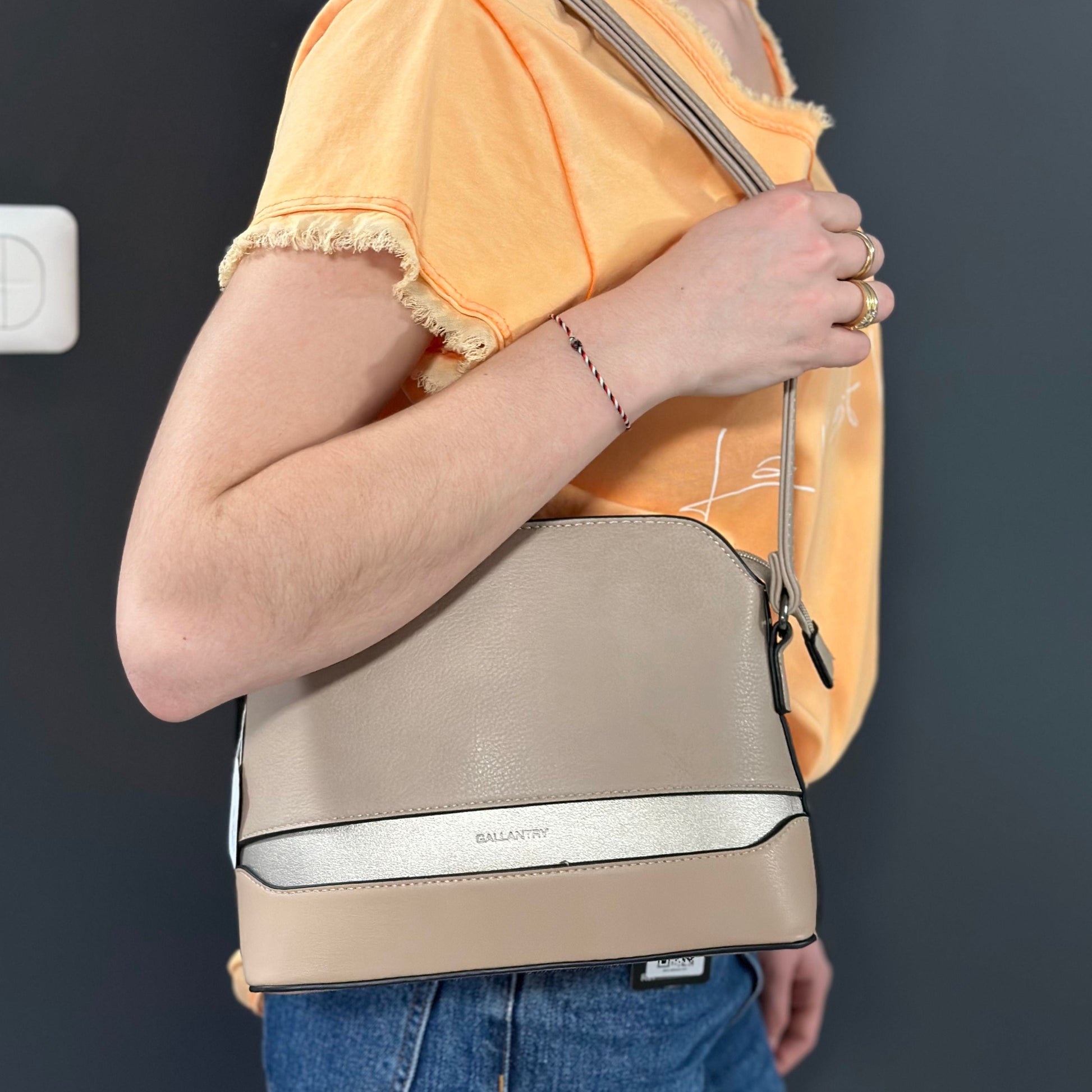Sac à main bandoulière taupe pour femme de la marque Gallantry, avec bande argentée, fermeture zippée, bandoulière réglable et design élégant – Timalya