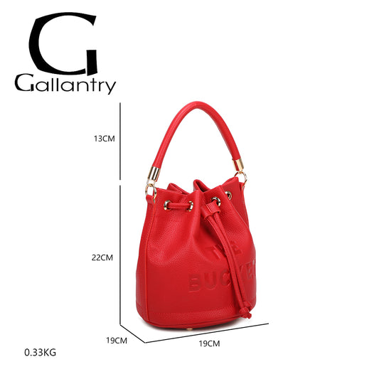 Sac seau Gallantry rouge vif pour femme, avec inscription "The Bucket", fermeture par cordon, anse rigide avec finitions dorées, bandoulière amovible