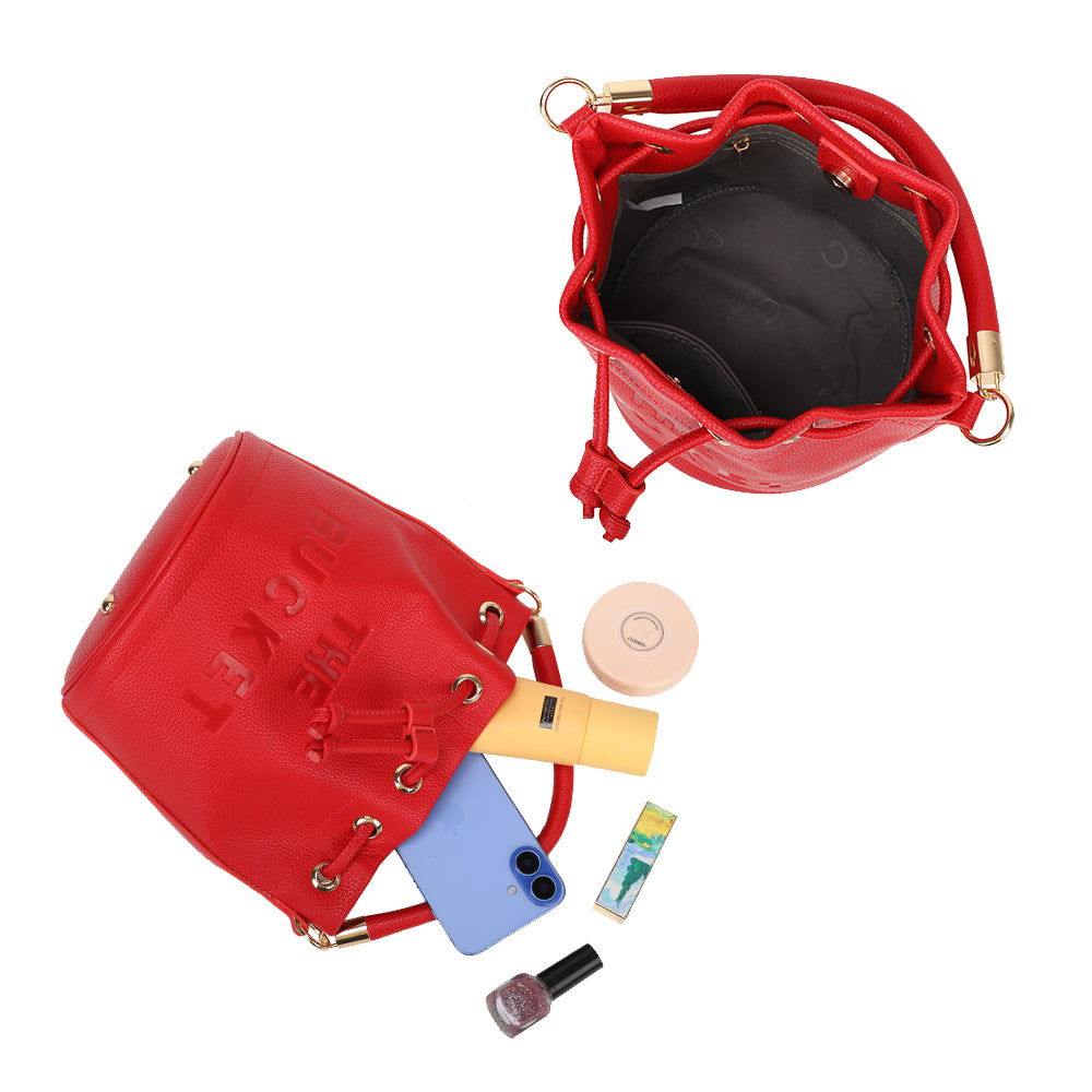 Sac seau Gallantry rouge vif pour femme, avec inscription "The Bucket", fermeture par cordon, anse rigide avec finitions dorées, bandoulière amovible