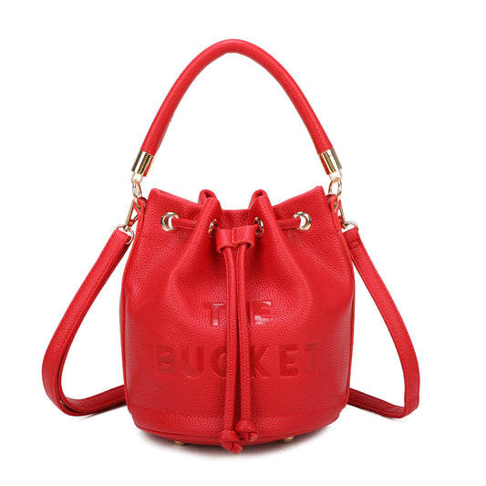 Sac seau Gallantry rouge vif pour femme, avec inscription "The Bucket", fermeture par cordon, anse rigide avec finitions dorées, bandoulière amovible
