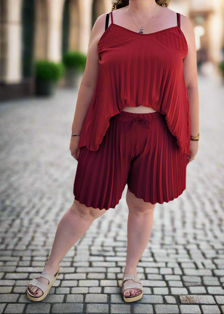 Short grande taille bordeaux pour femme, coupe plissée fluide avec taille élastique, tissu léger en viscose et polyester, taille 44 à 50, fabriqué en Italie.