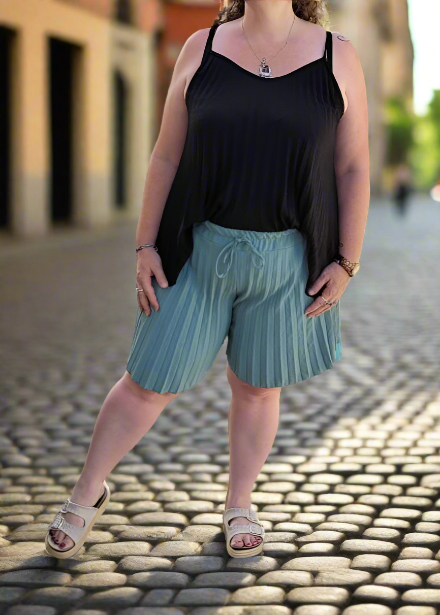Short grande taille vert d’eau pour femme, coupe plissée fluide avec taille élastique, tissu léger en viscose et polyester, taille 44 à 50, fabriqué en Italie.