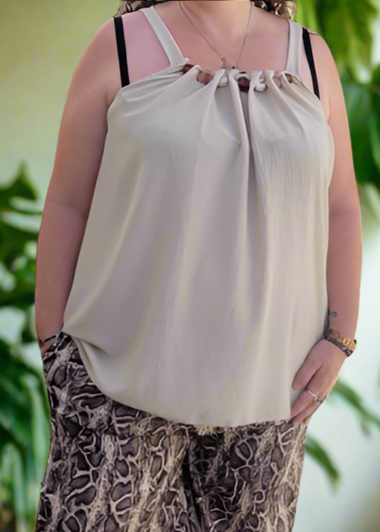 Top grande taille pour femme en tissu fluide beige avec bretelles larges et perles fantaisie multicolores sur l'encolure, taille 44 à 50, fabriqué en Italie.