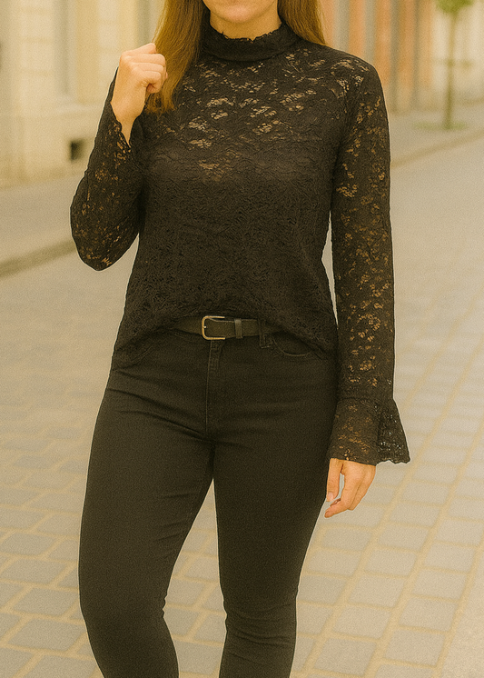Top noir en dentelle transparente à manches longues évasées, col rond montant à boutons, coupe droite, 95 % polyester 5 % élasthanne, disponible en M/L (38 – 42) et L/XL (40 – 44), fabriqué en Italie