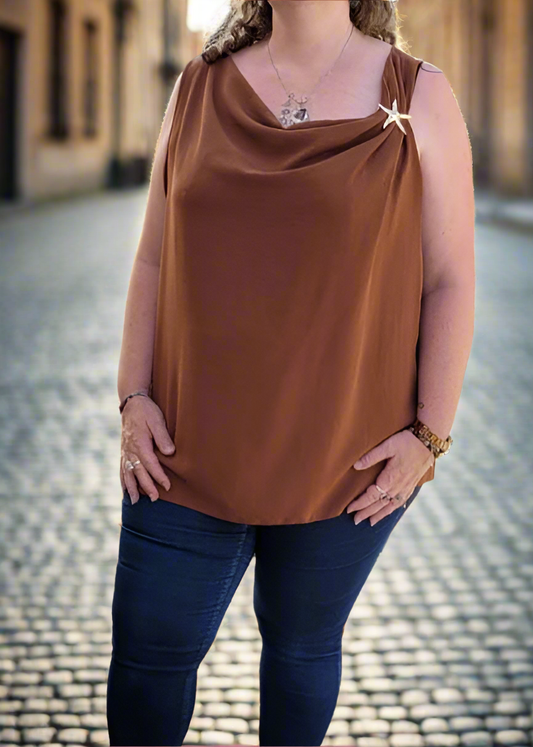 Top grande taille pour femme en viscose fluide couleur chocolat, coupe drapée avec broche étoile dorée, fabriqué en Italie, idéal du 44 au 50.