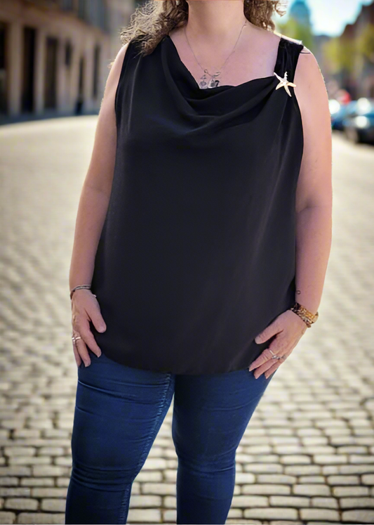Top grande taille pour femme en viscose fluide couleur noir, coupe drapée avec broche étoile dorée, fabriqué en Italie, idéal du 44 au 50.