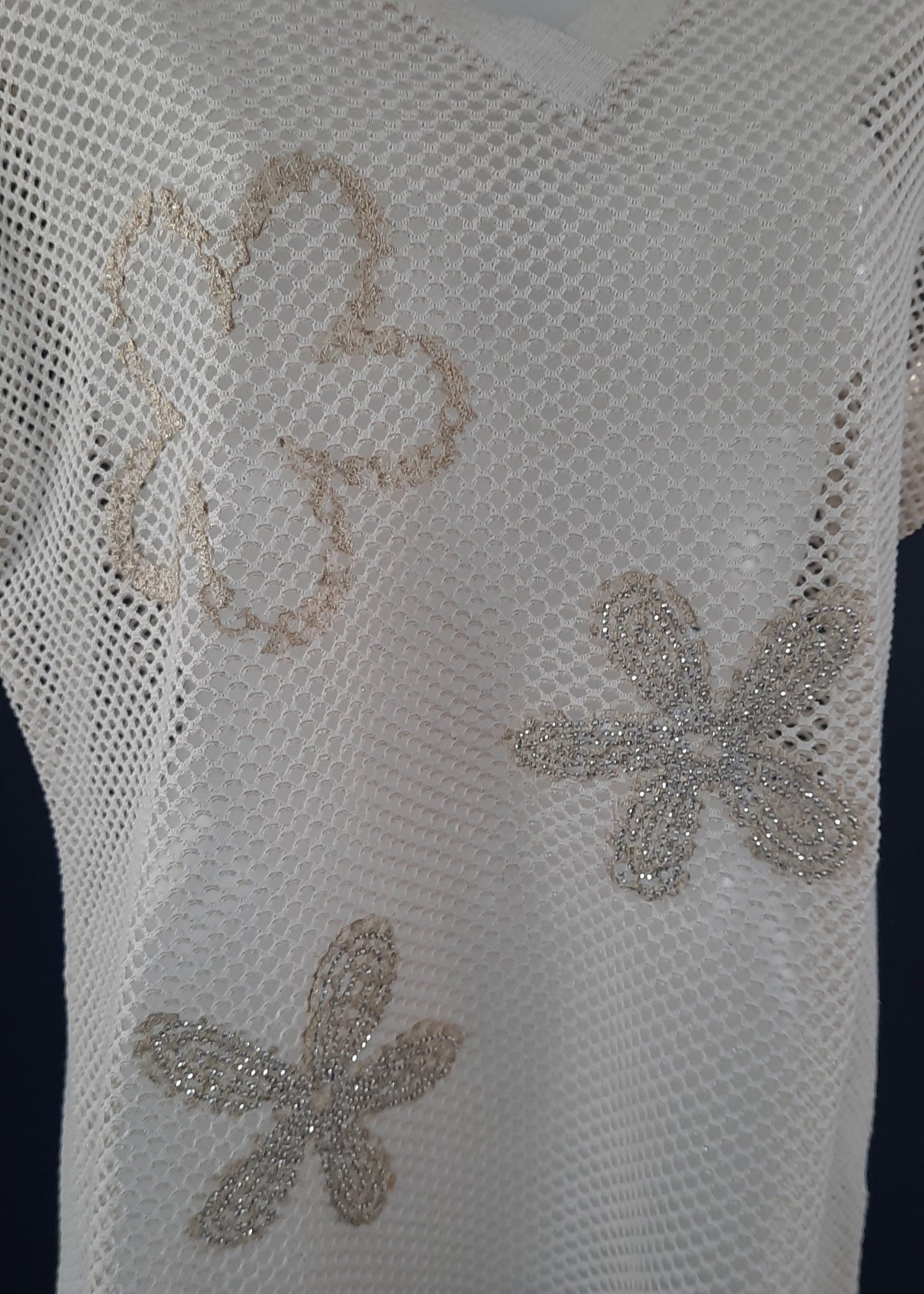 Top beige en résille fluide avec fleurs brodées en fil doré, col V, manches courtes tombantes, taille unique 36-44, 95 % viscose 5 % élasthanne, bohème chic, fabrication Italie