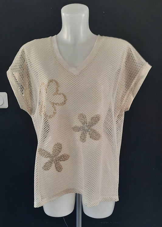 Top beige en résille fluide avec fleurs brodées en fil doré, col V, manches courtes tombantes, taille unique 36-44, 95 % viscose 5 % élasthanne, bohème chic, fabrication Italie