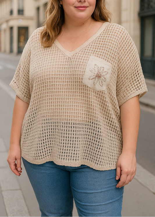 Top beige en maille ajourée avec poche brodée de fleur en perles, col V, manches courtes amples, coupe décontractée taille unique 42-50, 50 % coton 45 % modal 5 % élasthanne, fabrication Italie